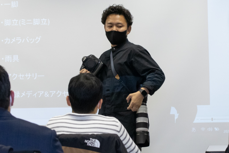 ストラップでレンズを携行できる