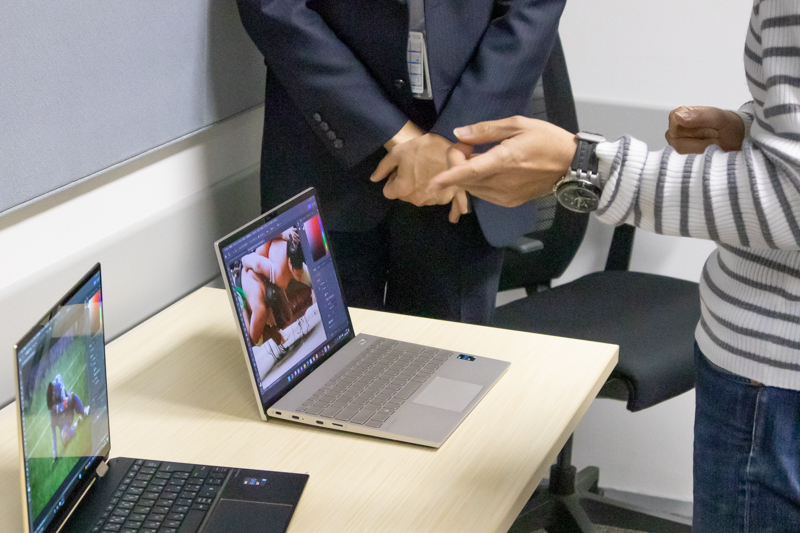 セミナーの最後にインテル® Evo ノートブック PCの体験時間が設けられ、操作を試す姿が見られた。参加者からは「とても軽量です」といった意見が聞かれた