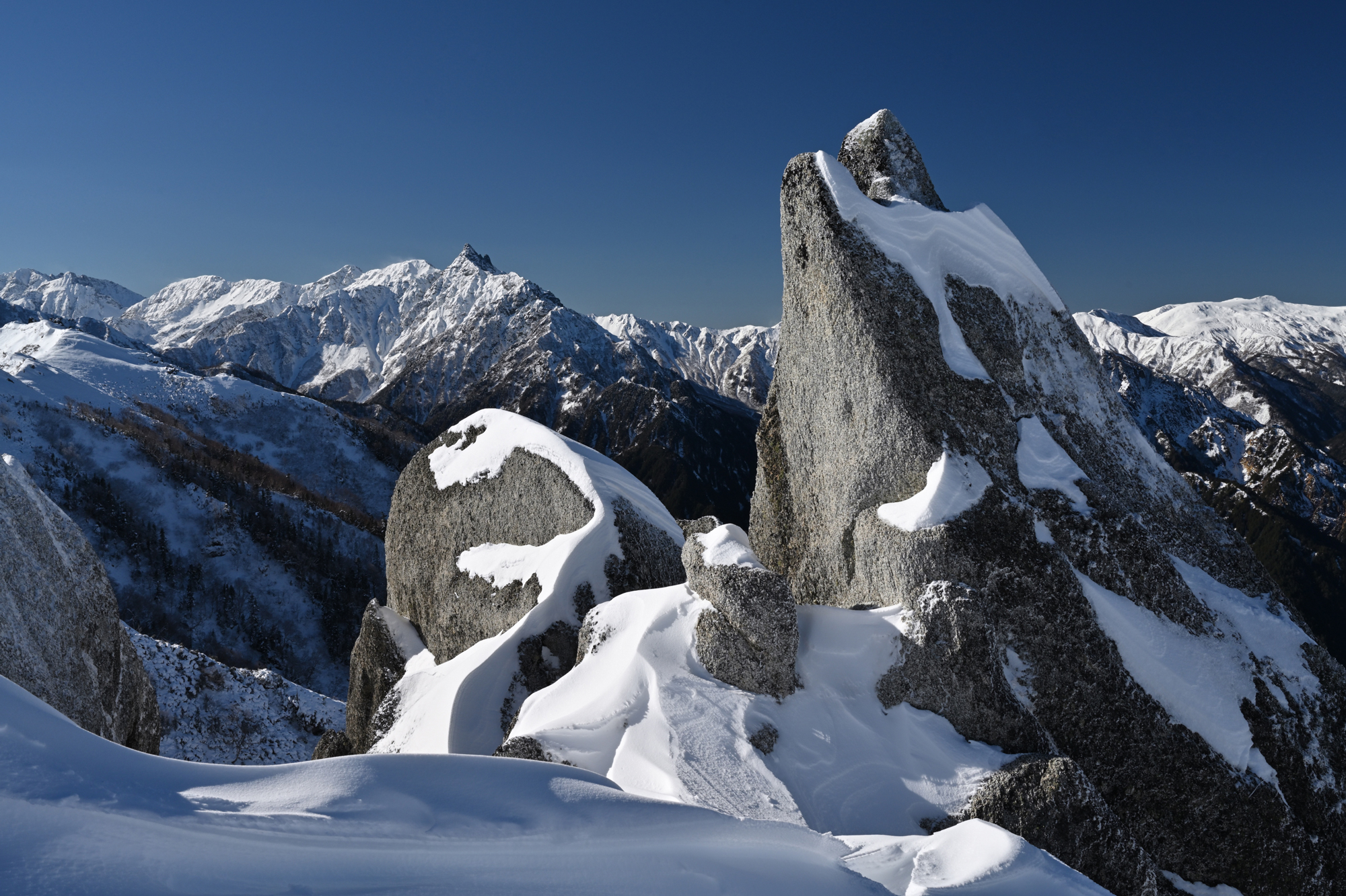 奇岩で知られる燕岳にはイルカ岩やゴリラ岩、メガネ岩などがあり、登山者に親しまれている。イルカ岩と槍ヶ岳との競演を三脚を立ててパンフォーカス撮影した<br><span class="fnt-85">Nikon Z 7／NIKKOR Z 24-70mm f/2.8 S／36mm／マニュアル露出（F14、1/250秒）／ISO 200／WB：曇天</span>