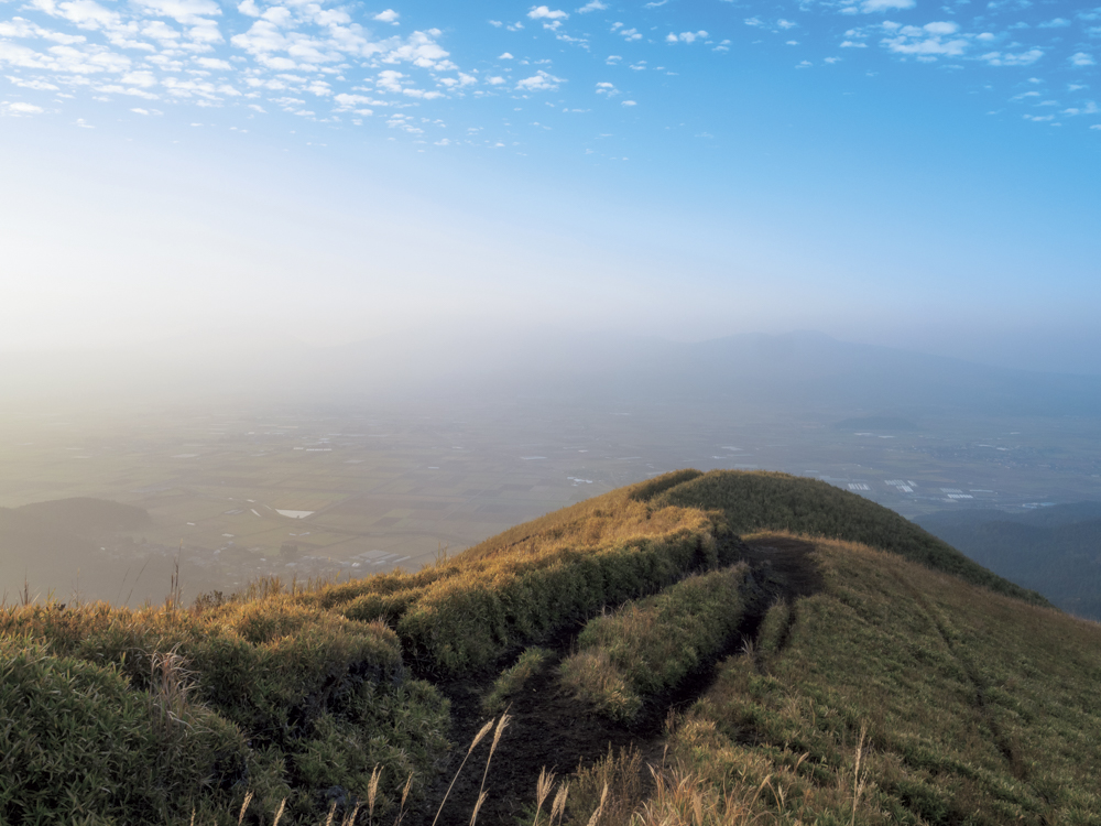 OM-5を手に山の頂へ。山岳写真の醍醐味とも言える山頂の風景だが、コンパクトなボディのおかげで疲労感も少なく雄大な景色を収められた。<br><span class="fnt-85">M.ZUIKO DIGITAL ED 12-45mm F4.0 PRO／12mm（24mm相当）／マニュアル露出（F10、1/100秒）／ISO 200／ WB：オート</span>