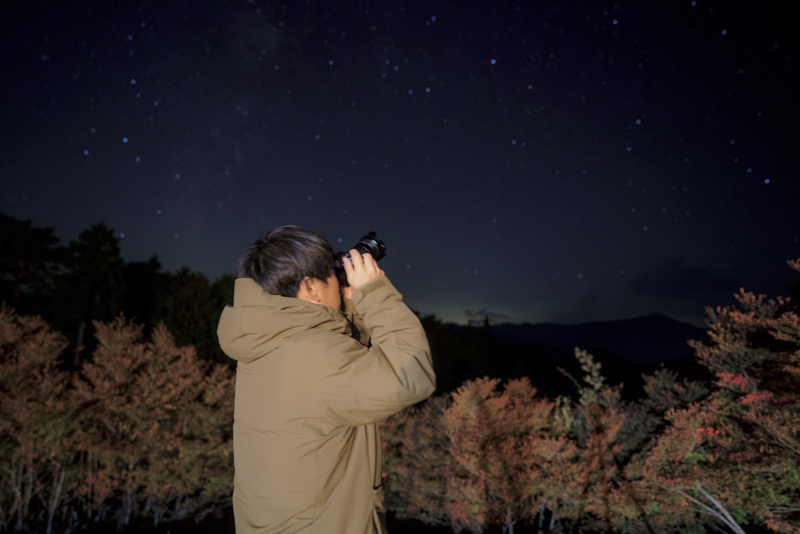 小型・軽量なので体への負担も少なく、持ち運びが軽快だ。強力な手ブレ補正のおかげで、必然的に手持ちで撮影することが増えるが、星空AFという機能もあり星空風景までをも手持ちでこなせてしまうことには驚いた