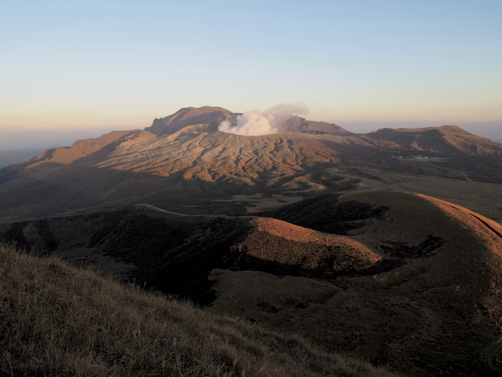デジタルシフト補正前のカット。山の上部が小さく写り目で見たときのような迫力が伝わらない