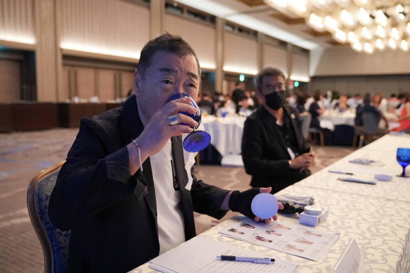 皆さんが円卓のテーブルで食事をしている間に必死に点数をつけています