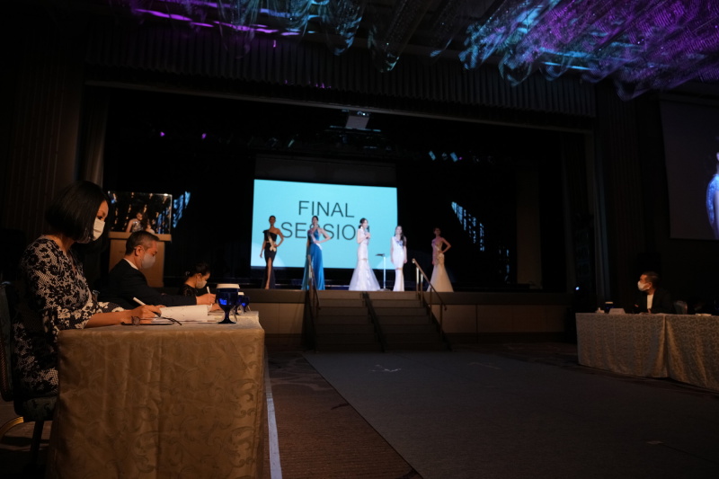 私は右側でマスクをして審査をしています