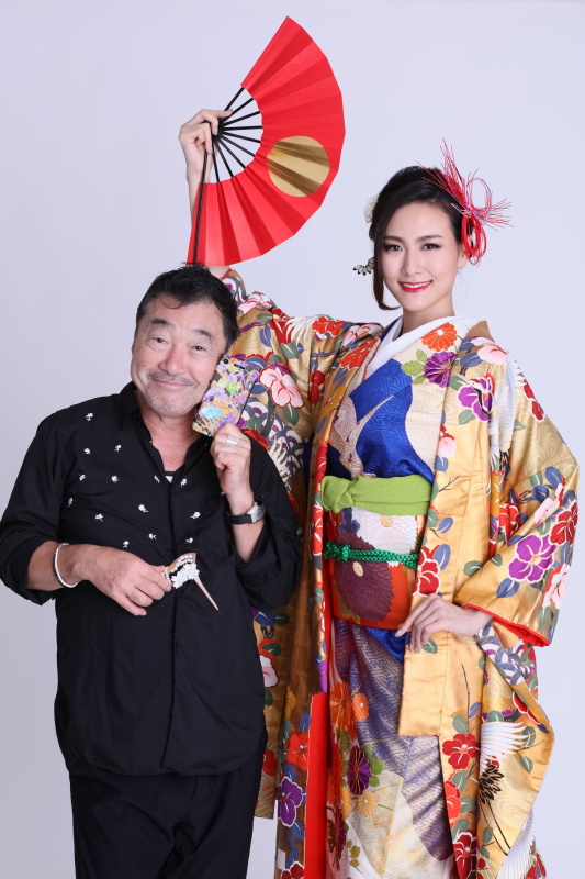 （左・中央）2018年日本代表 田中美緒さんと。（右）2019年日本代表 伊徳有加さんとミス・アース・ジャパン 坂田理事