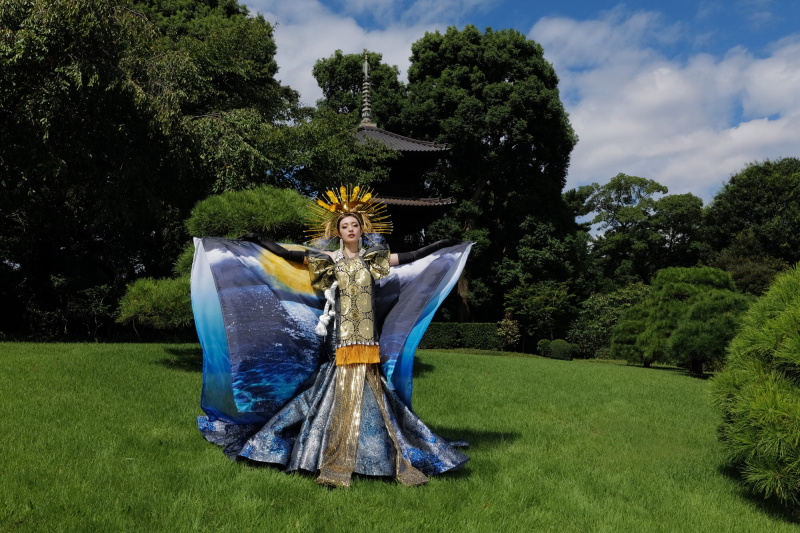 椿山荘の日本庭園にてホテルスタッフ立ち会いのもと、お客様や場所に配慮した上で撮影が行われた。ナショナルコスチュームデザイン：ドレスワールド東京 鷹城佳代