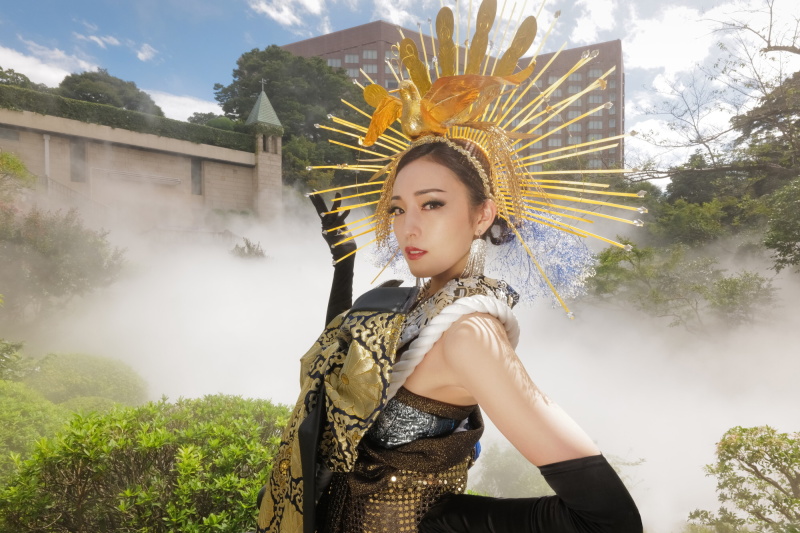 椿山荘の国内最大級である霧の庭園演出「東京雲海」で運良くミストが背景に吹き出る