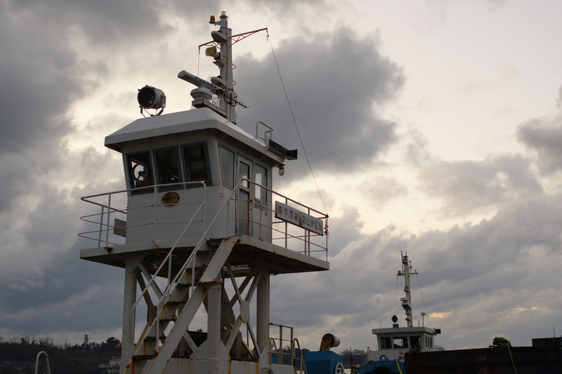 冬の日本海の港の風景です。日没直前に空が明るくなってきたのでレンズを向けました。逆光になる厳しい条件ですが。トーンのつながりも問題ありませんでした。<br>PENTAX KF　smc PENTAX-DA 35mmF2.4AL（F3.5・1/60秒）ISO 400
