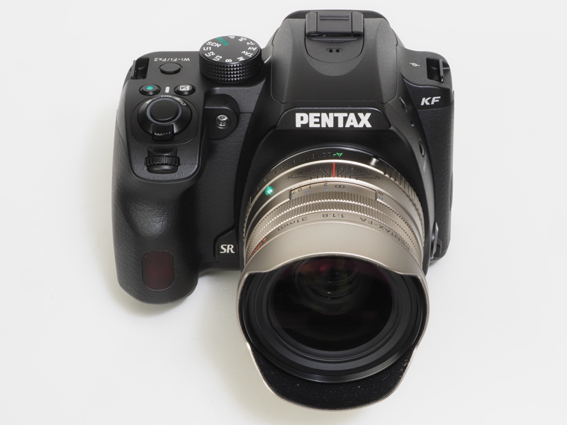 全体的には整った顔立ちをしている一眼レフカメラだと思います。グリップ感が見た目より良いのです。小型軽量機です。