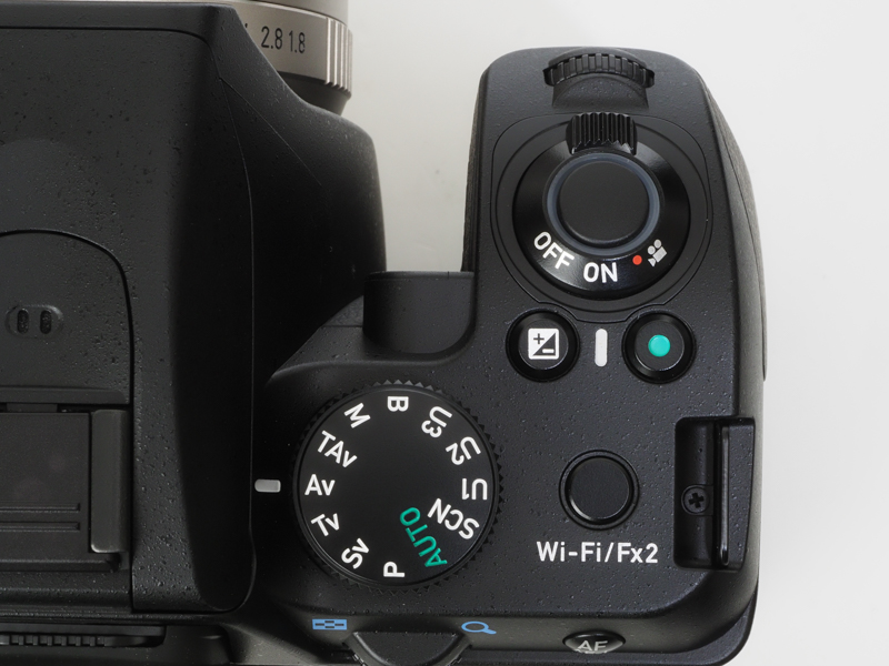 ボディ右上ですが、直線と曲線をうまく調和させており気に入っています。スペースの処理が上手ですね。ただ、初期設定ではシャッターボタンの周りが光ったりします。これは勘弁してください。即刻オフにしました。