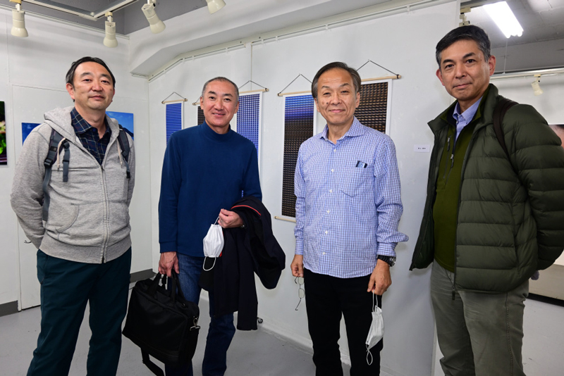 業界三社の有志が合同で開いた写真展での撮影。ISO 400に設定したので外光オートで本来の絞りはF5.6だが、明るめにするためF4.5で撮影した。35mm判換算で24mmの画角だが、配光は問題ない<br>ニコン Z fc／NIKKOR Z DX 16-50mm f/3.5-6.3 VR／16mm／マニュアル（F4.5、1/30秒）／ISO 400