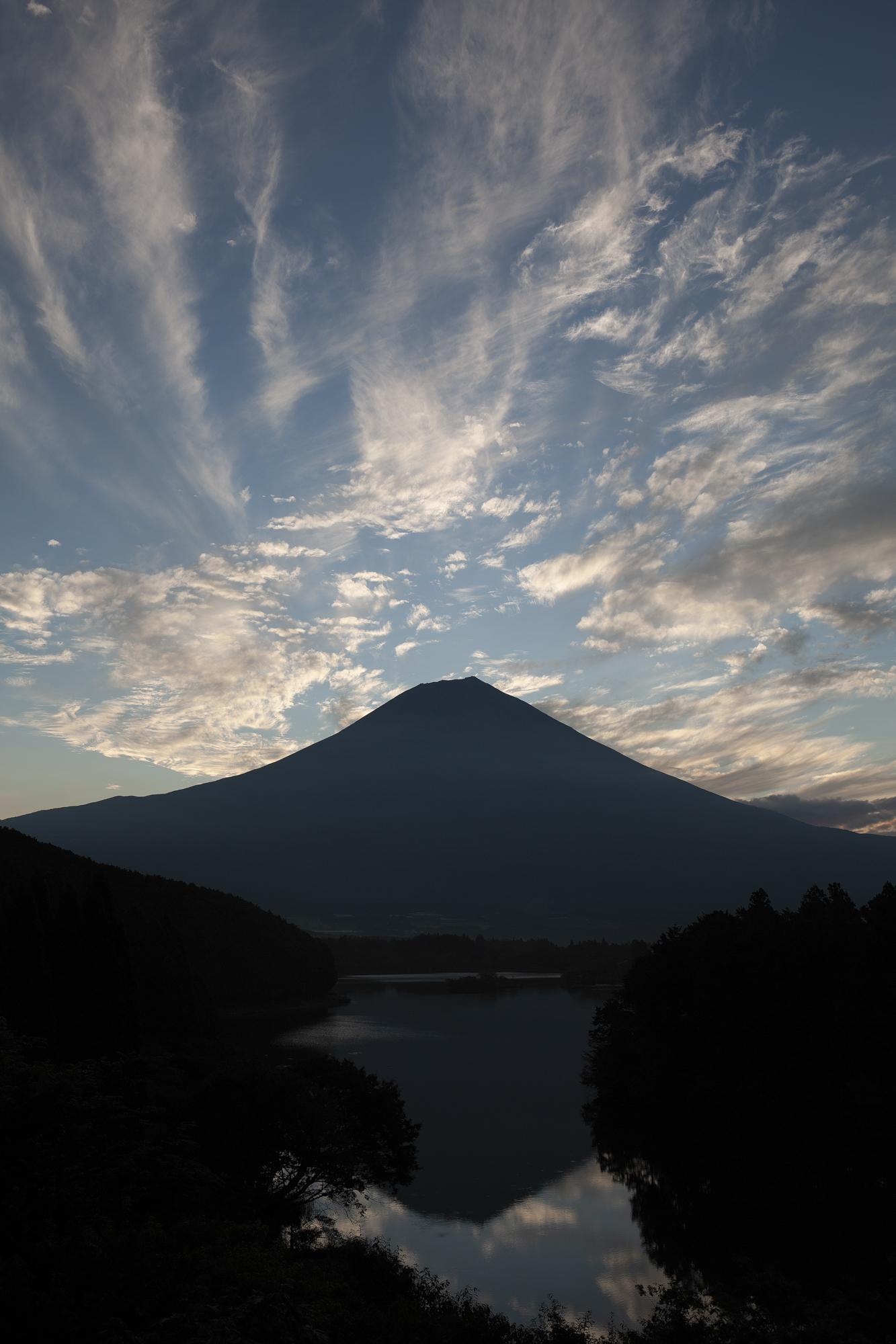 「SILKYPIX RAW Converter」でDNG（RAW形式）に変換したのち、「Lightroom Classic」で「色温度」を暖色系に補正。ナチュラルな夕焼け空が再現できている