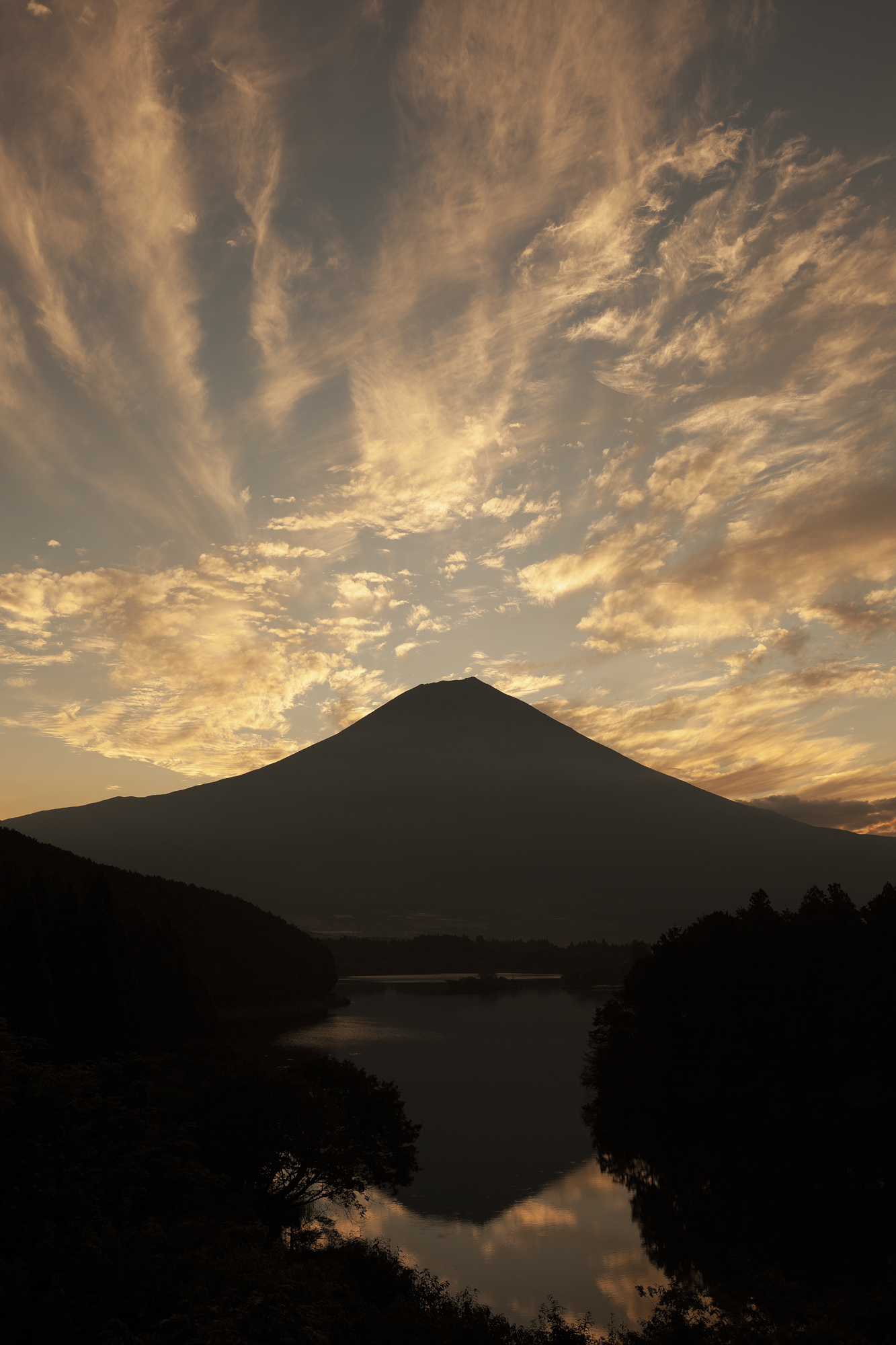 「SILKYPIX RAW Converter」でDNG（RAW形式）に変換したのち、「Lightroom Classic」で「色温度」を暖色系に補正。ナチュラルな夕焼け空が再現できている