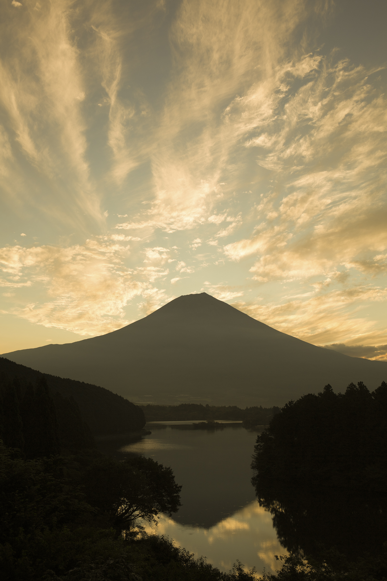 TIFFに変換した写真を「色温度」で暖色系に補正。元写真の色調は同じでもDNGほど質感のある仕上がりは得にくく、さらなる調整の手間が必要になる