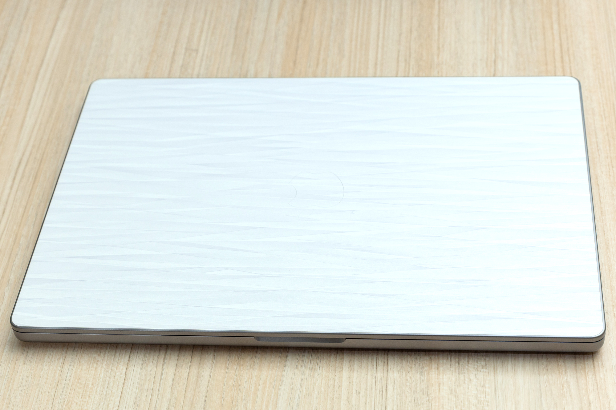 MacBook Proの表面には「Wraplus」（<a href="https://wraplus.jp/">https://wraplus.jp/</a>）の「ホワイトアブストラクト」柄のスキンシールを貼って傷防止をし、ケースは無しでバッグに入れている。キーボードはUK仕様。リターンキーがタイプミスを誘発する形状でちょっぴり後悔……