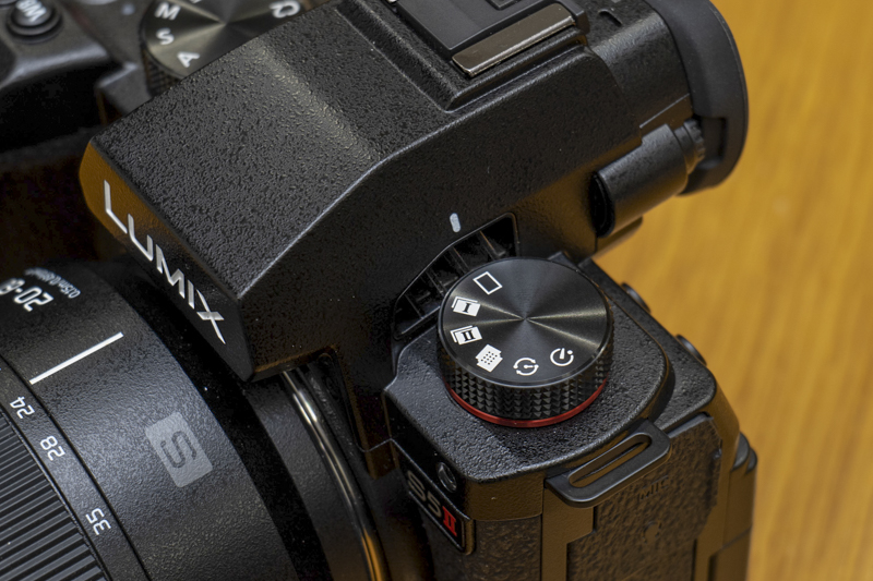 ペンタ部の両側面に見える排気口