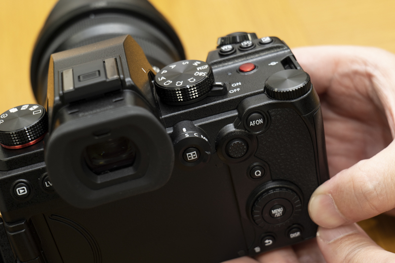 ジョイスティックが8方向に対応したほか、指先が痛くならないよう形状が変更された