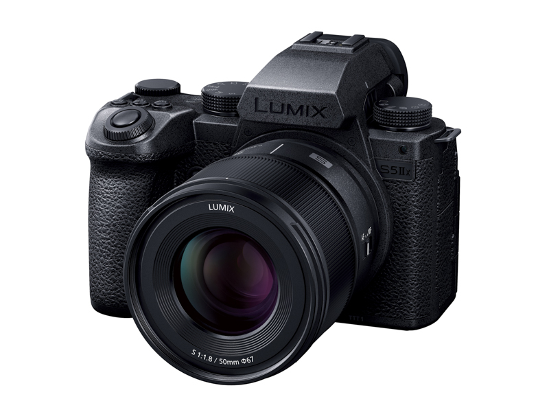 ブランドロゴや表記などを目立たなくした「LUMIX S5IIX」
