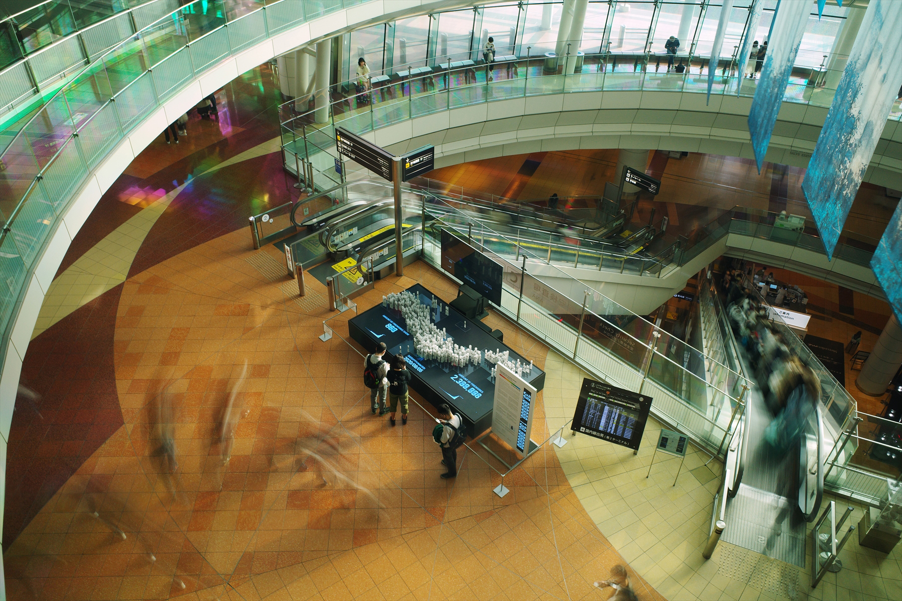 空港での一枚。強力な手ぶれ補正と共に、手すりにカメラを固定すれば日中でも長秒撮影が可能。画面の中に人の流れを生み出したり、滝や川面をふんわりと表現したりと、シーンを問わず活用できる。セットのNDフィルターはND64で汎用性が高い<br>RICOH RG III／28mm／シャッタースピード優先AE（F5、2秒、＋2EV）／ISO 200／ND64フィルター