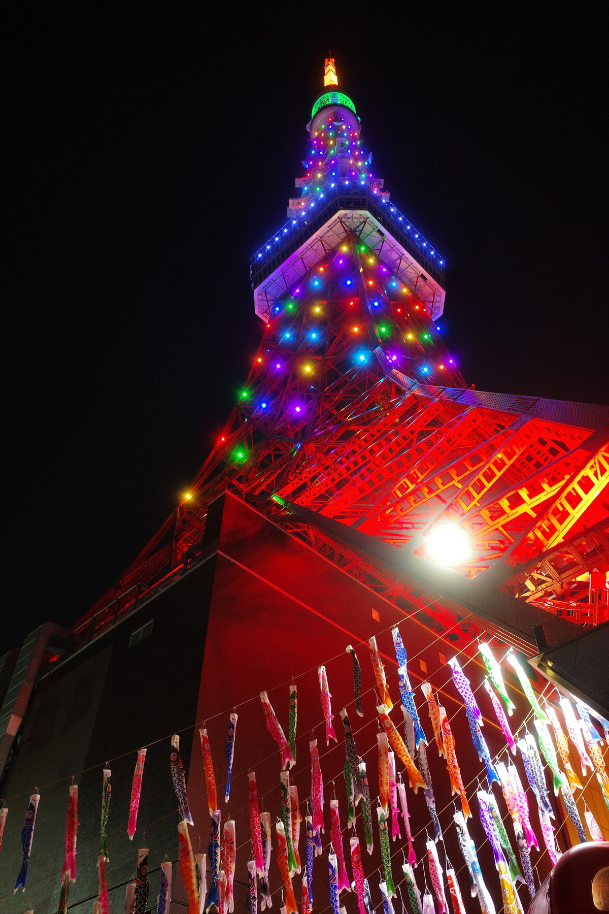 7色のひと際カラフルな光を散りばめたライトアップはGWの期間限定で点灯。夜の光と言えばクロスフィルターを使うことが多いですがブラックミストなら柔らかな印象に。Black Mist フィルターKitには1/8、1/4の2種同梱されています<br>RICOH RG III／28mm／絞り優先AE（F3.2、1/13秒、＋0.32EV）／ISO 200／ブラックミスト1/4フィルター