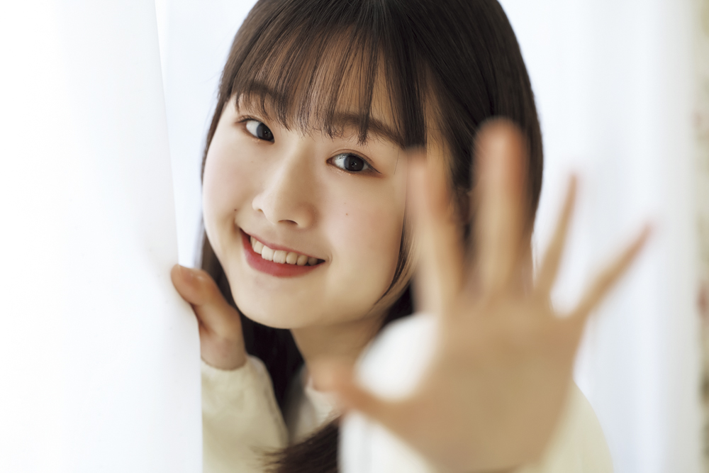 あみたちゃんが差し出した左手をぼかしたかったのでRF135mm F1.8 L IS USMを使いました。手にピントが合ってしまうかと心配でしたが、瞳検出のおかけでしっかり瞳がシャープに写っています<br><span class="fnt-85">キヤノン EOS R6 Mark II／RF135mm F1.8 L IS USM／135mm／マニュアル露出（F3.2、1/640秒）／ISO 400／WB：オート</span>