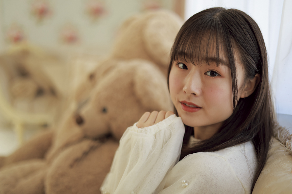 クマのぬいぐるみをぼかしてあみたのほっこりしたかわいらしさを表現してみました。奥にあった椅子はきれいにぼけてキュートな1枚になりました<br><span class="fnt-85">キヤノン EOS R6 Mark II／RF50mm F1.8 STM／50mm／マニュアル露出（F1.8、1/1,000秒）／ISO 400／WB：オート</span>