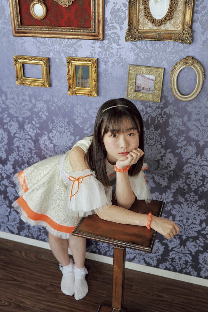 バリアングル液晶モニターを使用して上から撮影しました。構図の自由度が高いので、いろいろな角度からあみたを狙ってみました<br><span class="fnt-85">キヤノン EOS R6 Mark II／RF35mm F1.8 MACRO IS STM／35mm／マニュアル露出（F3.5、1/160秒）／ISO 640／WB：オート</span>