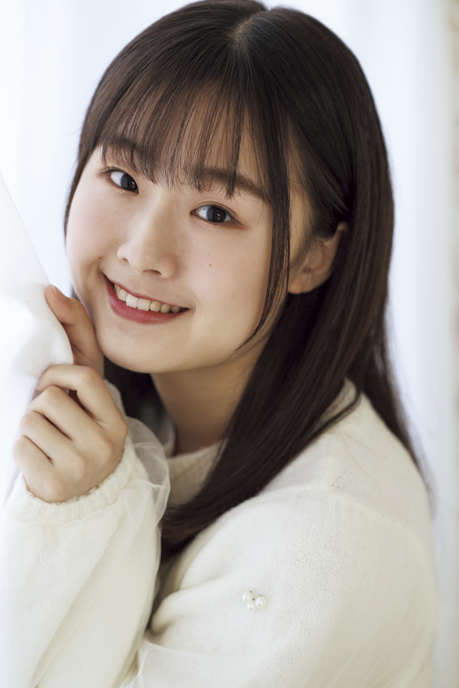 あみたの表情を見てほしくてアップにしてみました。カーテン越しの柔らかい光があみたの優しい雰囲気にぴったり<br><span class="fnt-85">キヤノン EOS R6 Mark II／RF135mm F1.8 L IS USM／135mm／マニュアル露出（F3.2、1/640秒）／ISO 640／WB：オート</span>