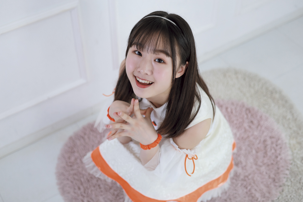 しゃがんだポーズを上から狙うときもバリアングル液晶モニターがとっても便利。話ながら撮影できる50mmの距離感が撮りやすいんですよね<br><span class="fnt-85">キヤノン EOS R6 Mark II／RF50mm F1.8 STM／50mm／マニュアル露出（F2.8、1/500秒）／ISO 320／WB：オート</span>