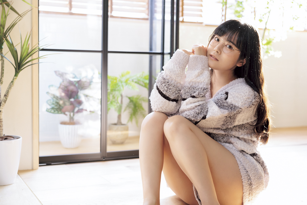 グラビア写真の場合、肌の質感描写はとても大事。大きな窓の光をふんだんに使いつつ、爽やかな寝起きのイメージを狙った。顔に影を作ることなく、きれいな肌を表現することができた<br><span class="fnt-85">キヤノン EOS R6 Mark II／RF24-70mm F2.8 L IS USM／52mm／マニュアル露出（F3.2、1/125秒）／ISO 2000／WB：4,350K／EL-5</span>