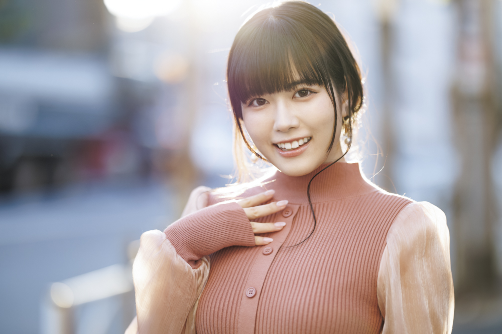 低い位置まで落ちてきた太陽を利用して、光に包まれる女神を表現。逆光での表現の場合は透け感のある衣装にこだわると、より光の印象が強まる<br><span class="fnt-85">キヤノン EOS R6 Mark II／RF85mm F1.2 L USM／85mm／マニュアル露出（F1.2、1/800秒）／ISO 100／WB：4,150K／EL-5</span>