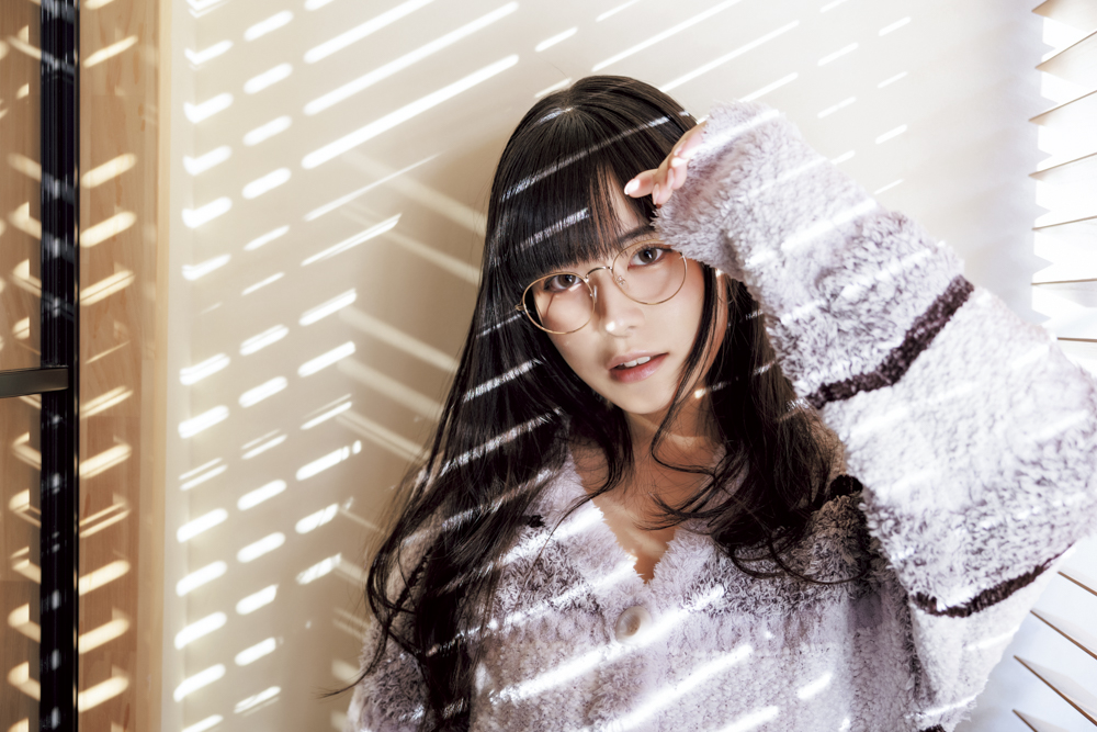 順光でブラインドが面白い影を作っていた。上の写真とは対象的に、明るい光の中にできる影のラインを表現している<br><span class="fnt-85">キヤノン EOS R6 Mark II／RF24-70mm F2.8 L IS USM／46mm／マニュアル露出（F3.2、1/125秒）／ISO 250／WB：3,750K／EL-5</span>