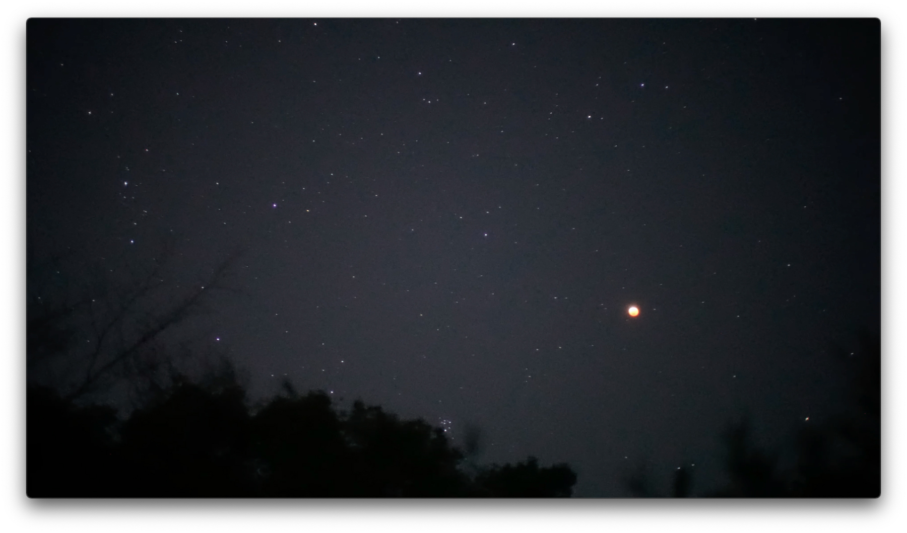 11月8日の月食を動画で撮影したものから静止画に切り出したもの<br>ソニーFX3／LAOWA Argus FF II 35mm F0.95／35mm／マニュアル（F0.95、1/25秒）／ISO 51200