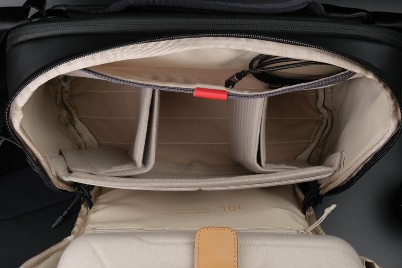 OneGo ショルダーバッグを買ったのは、この大きく開く開口部が理由