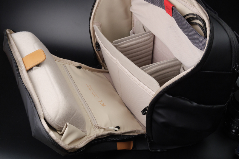 そのまま開放すると体の向こう側にパカッと開く