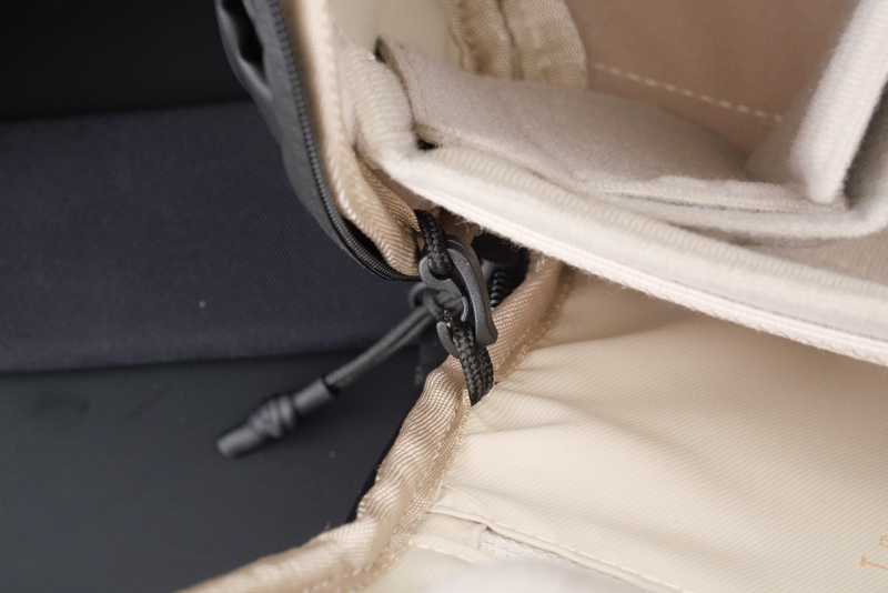 実際にはフックで固定されており、過剰に開かないようにしている