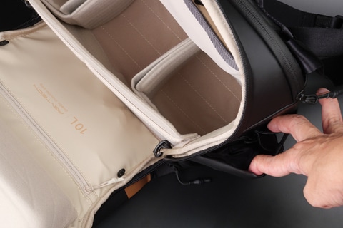 ミニレポート：パカッと開く収納口でレンズ交換も容易に…コンパクトで