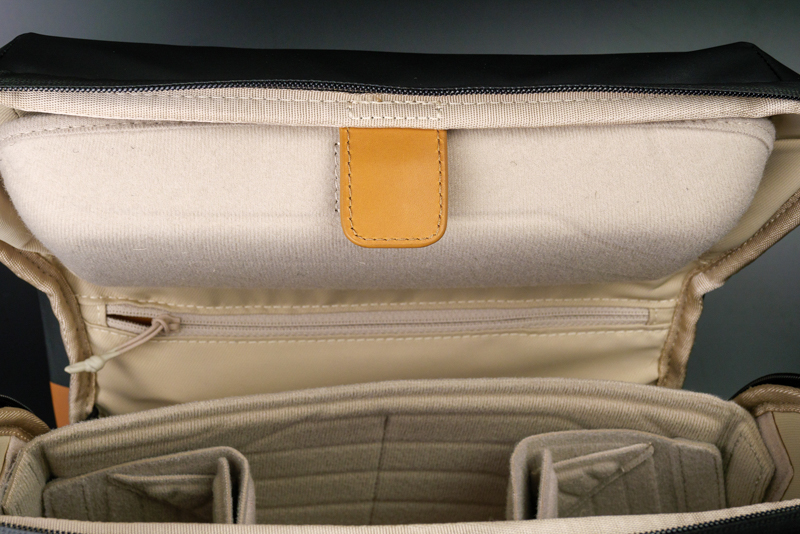 フラップ内側（上方）にはハードカバーのポケット