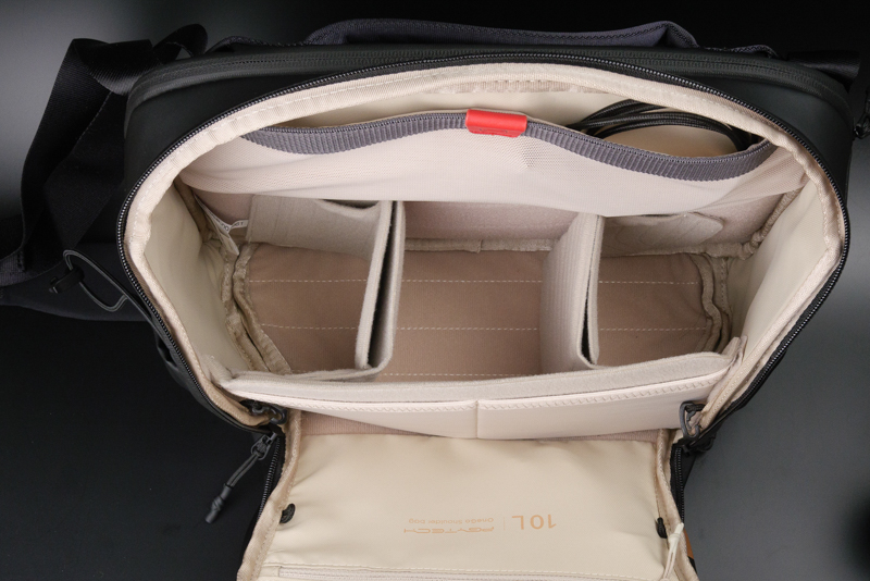 カメラケース側にも薄い収納が2つあり、フィルターが1枚ずつ程度なら入りそう。上部のケーブルが入っているポケットは浅いので、頻繁に取り出すような小物が良さそう