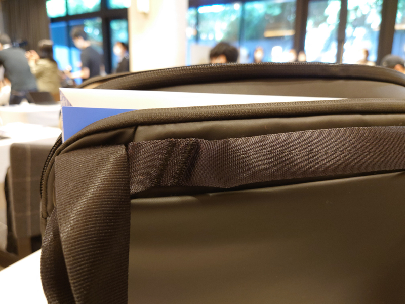 実際にA4の封筒を入れてみたら、端がはみ出してしまってジッパーが閉じなかった