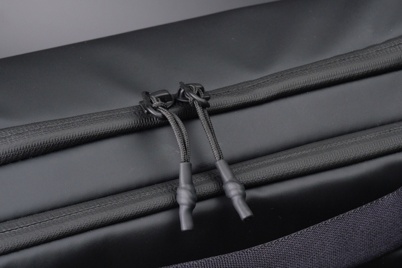 メイン収納部のジッパーも、もう少し大型化すると掴みやすく使いやすいように感じた