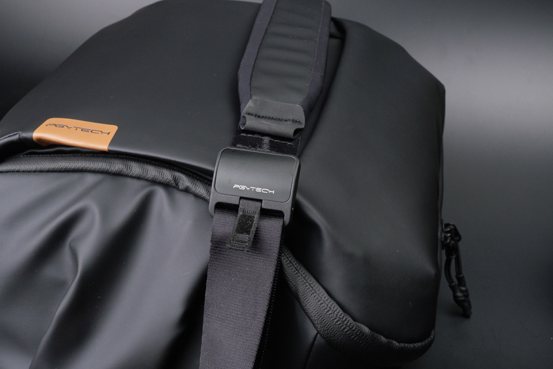 ストラップの調整は独自の機構を備えている