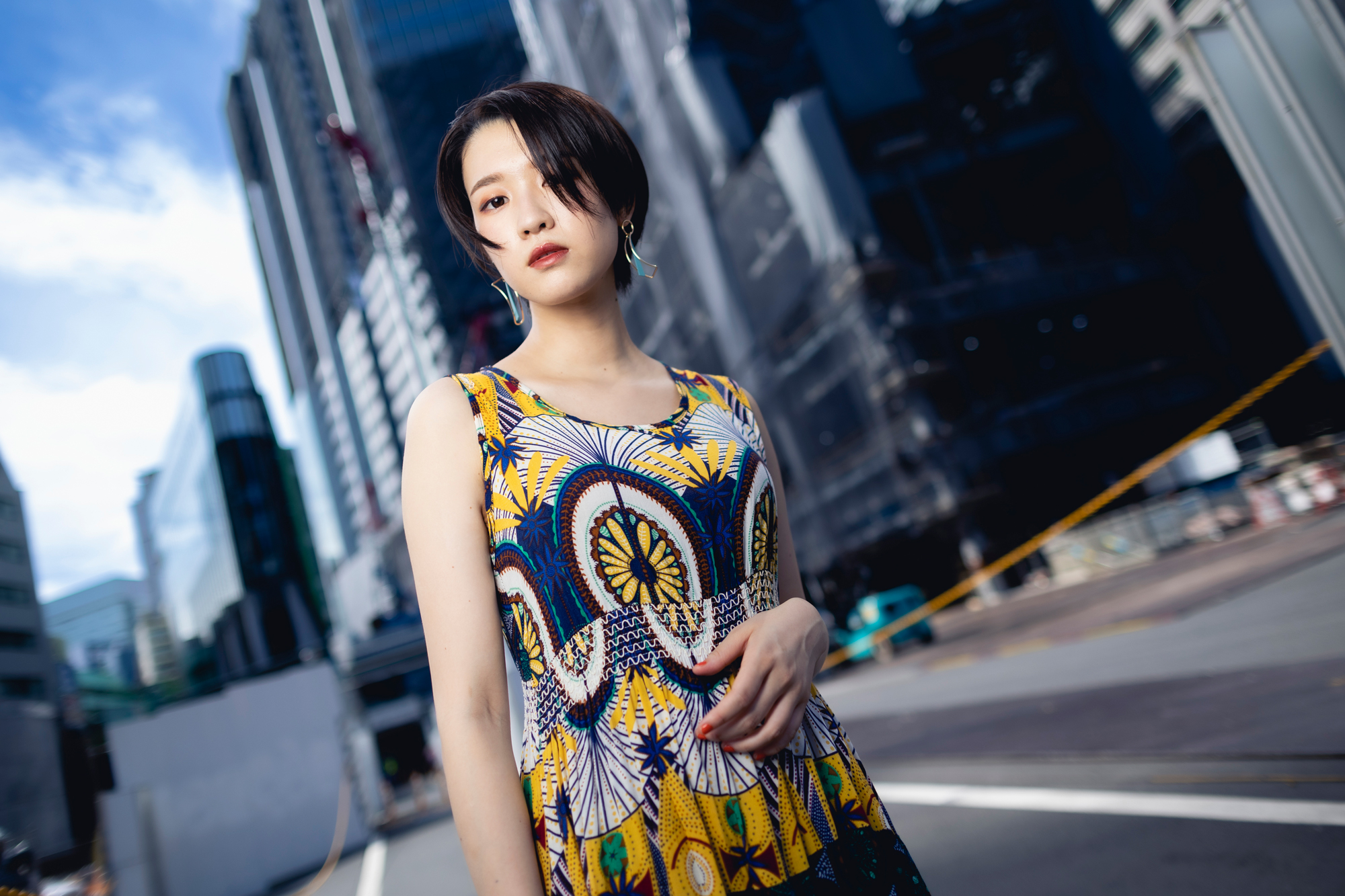 渋谷の開発エリア。「Profoto Clic ソフトボックス オクタ型」を左手に持ちながら照射しました。気軽にスナップ感覚で利用できるのに光は最上級。人肌をなめらかに仕上げてくれます。（モデル：migiwa）<br>Canon EOS R6／EF24mm F1.4L II USM（マウントアダプター「EF-EOS R」使用）／24mm／マニュアル露出（F2、1/2,000秒）／ISO 100／WB:5,300K