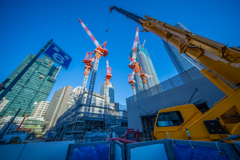 「今しか撮れない」ということで、建設中の麻布台ヒルズに林立するタワークレーンを収めた。画角が広いのとパースが強調される効果で手前のクレーン車も良いアクセントになった。周辺減光もこのシーンではむしろ効果的だろうか。そして、超広角レンズはこのようなHDR風の仕上げとも相性が良い<br>ソニーα7 III／LAOWA 11mm F4.5 FF RL／11mm／マニュアル露出（F8、1/80秒）／ISO 100／WB：太陽光