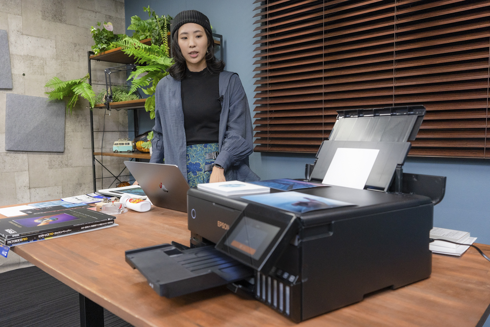 「フォトブック」に使う作品をプリントする川本さん。プリンターはエプソン「EW-M873T」、プリント用紙は「Velvet Fine Art Paper」など、主にコットンペーパーを使用