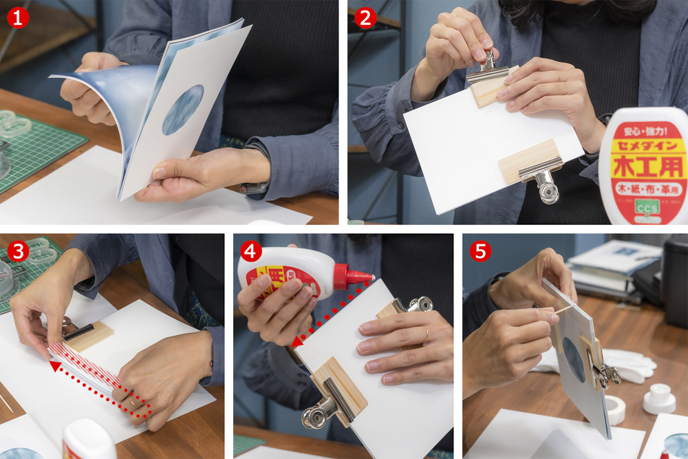 「フォトブック」の作業手順。①プリントを束ねて順番を確認。②プリントの両サイドをクリップで固定。③糊付けする辺のすぐ下（赤斜線部）をぐるりと一周マスキングテープで保護。④背になる部分に接着剤を塗る。⑤爪楊枝で接着剤を伸ばす