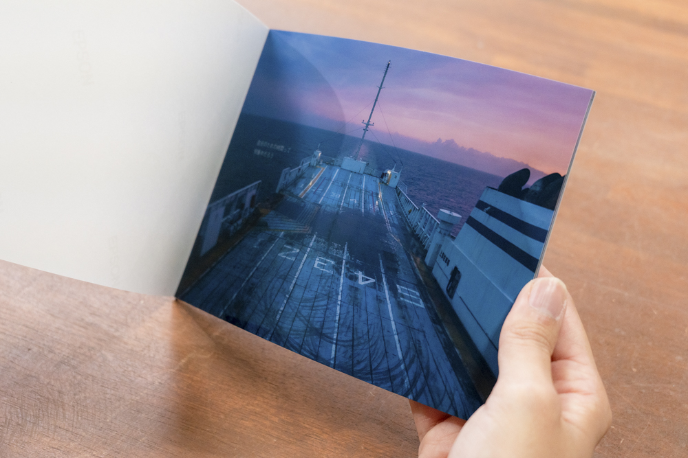 完成したベーシックタイプの「フォトブック」。ページをめくる様子は市販の写真集のよう