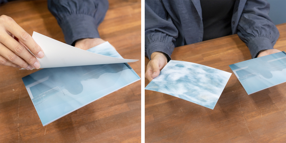 「こうやって剥がすと、ほら」。作った「フォトブック」を剥がして見せる川本さん