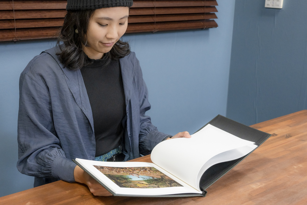 「かんたん手づくりブック」キットで作った「フォトブック」。家庭用のプリンターで作ったプリントが、ハードカバーの表紙に包まれるだけで高級な写真集へと昇華する