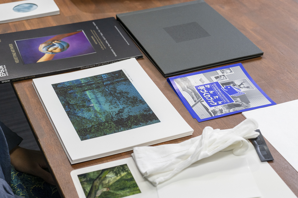 「かんたん手づくりブック」キットと、「フォトブック」に使う写真プリント。プリント用紙は質感にこだわって「Velvet Fine Art Paper」（A4サイズ）を使用。プリントはエプソン「EW-M873T」で出力している